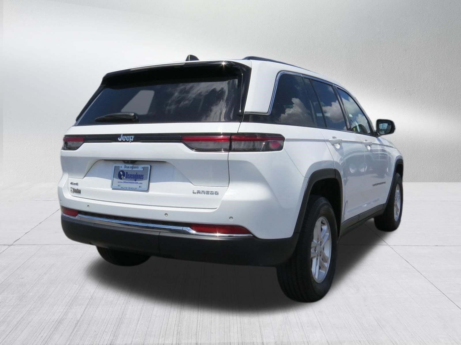 Used 2023 Jeep Grand Cherokee Laredo AWD/4WD image 3