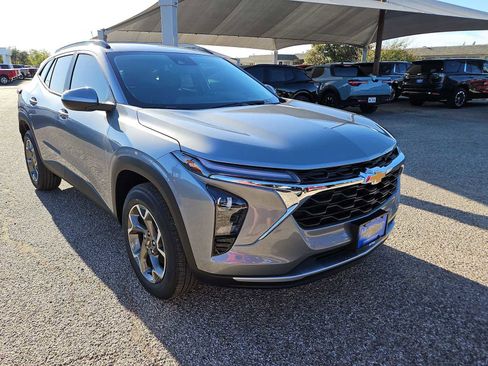 Used 2026 Chevrolet Trax LT w/ Driver Confidence Package FWD image 2
