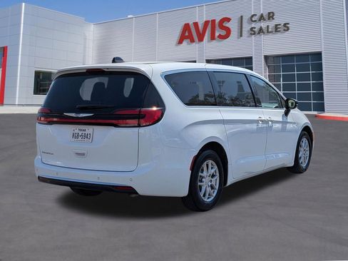 Used 2024 Chrysler Pacifica Touring-L FWD image 6