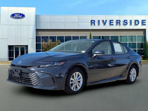 Used 2025 Toyota Camry LE image 3
