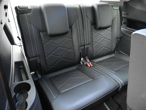 Used 2025 Volkswagen Atlas SE FWD image 19