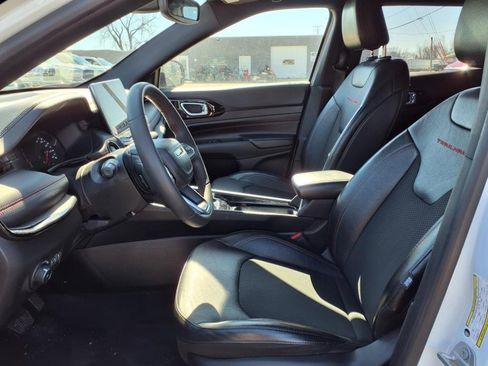 Used 2023 Jeep Compass Trailhawk image 4