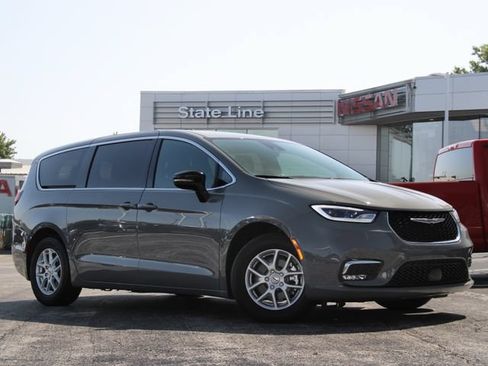 Used 2025 Chrysler Pacifica Select FWD image 1