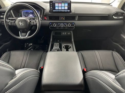 Used 2025 Honda Pilot Elite image 3