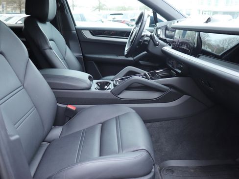 Used 2024 Porsche Cayenne Coupe image 12