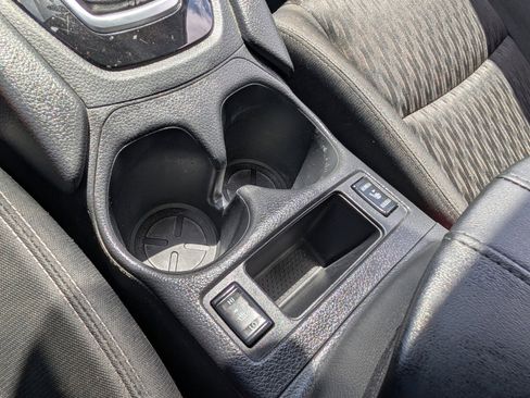 Used 2018 Nissan Rogue SV image 31