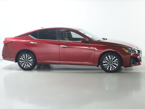 Used 2023 Nissan Altima 2.5 SV AWD/4WD image 11