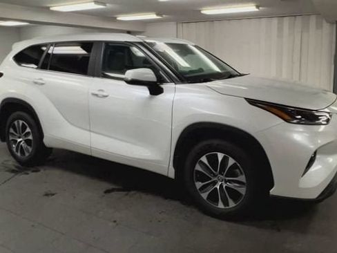 Used 2023 Toyota Highlander XLE AWD/4WD image 2