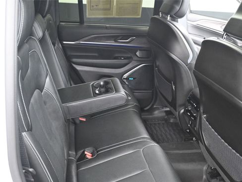 Used 2023 Jeep Grand Cherokee Overland w/ Luxury Tech Group IV image 10