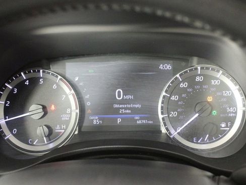 Used 2023 Toyota Highlander XLE FWD image 11