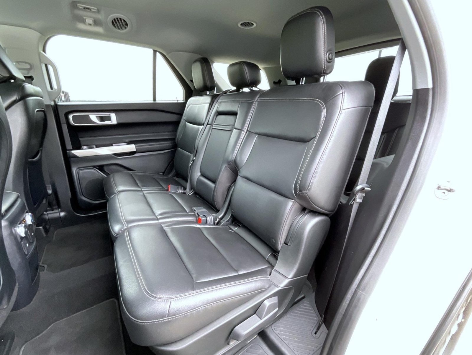 Used 2020 Ford Explorer XLT w/ Equipment Group 202A AWD/4WD image 22