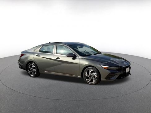 Used 2025 Hyundai Elantra SEL image 2