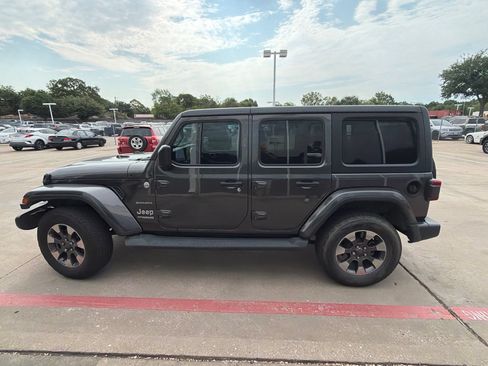 Used 2018 Jeep Wrangler Unlimited Sahara AWD/4WD image 4