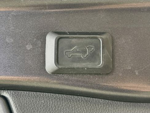 Used 2020 Toyota RAV4 XLE Premium FWD image 29
