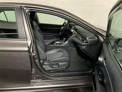 Used 2020 Toyota Camry SE image 35
