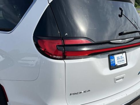 Used 2022 Chrysler Pacifica Limited FWD image 13