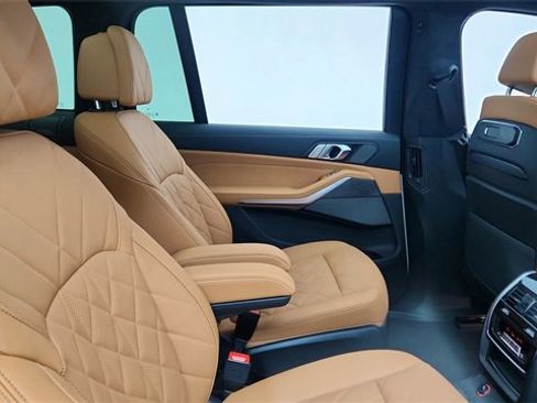 Used 2025 BMW X7 xDrive40i w/ M Sport Package image 24
