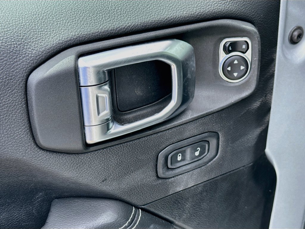 Used 2023 Jeep Wrangler Unlimited Sahara w/ Cold Weather Group AWD/4WD image 19