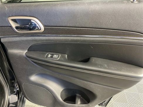 Used 2017 Jeep Grand Cherokee Limited w/ Luxury Group II image 24