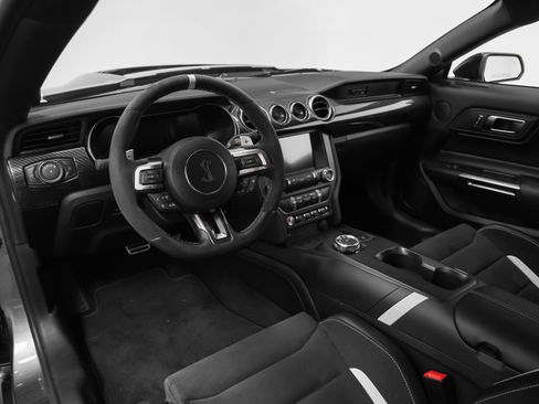 Used 2022 Ford Mustang Shelby GT500 w/ Carbon Fiber Track Pack RWD image 4
