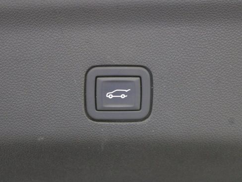 Used 2023 Chevrolet Suburban Premier image 38