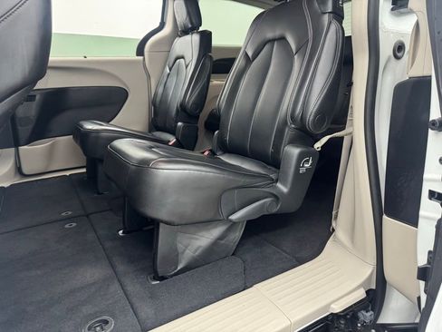 Used 2023 Chrysler Pacifica Touring-L FWD image 41