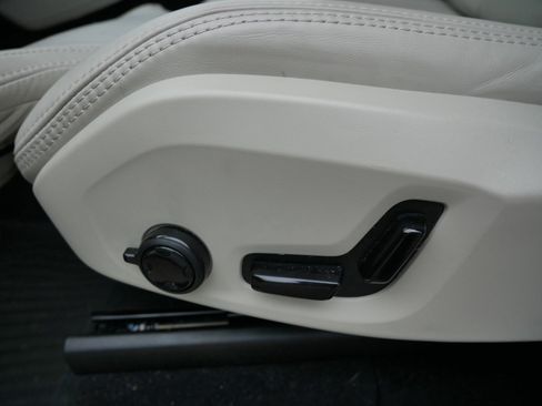 Certified 2025 Volvo XC90 B6 Ultra AWD/4WD image 14