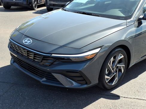 Certified 2025 Hyundai Elantra Limited FWD image 8