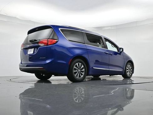 Used 2020 Chrysler Pacifica Limited FWD image 37