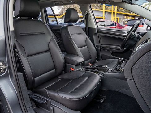 Used 2018 Volkswagen Golf SE image 21