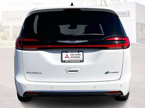 Used 2024 Chrysler Pacifica Select image 19
