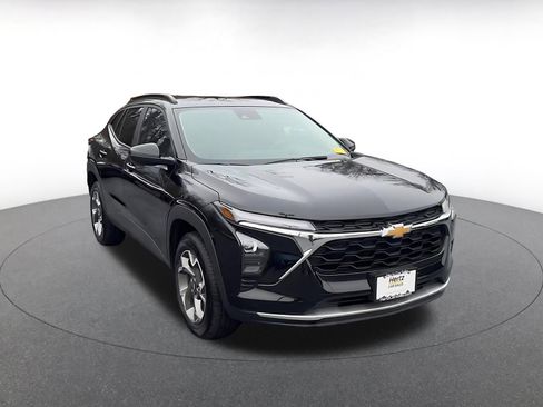 Used 2025 Chevrolet Trax LT image 2