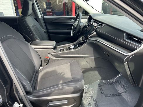 Used 2024 Jeep Grand Cherokee Laredo X image 5