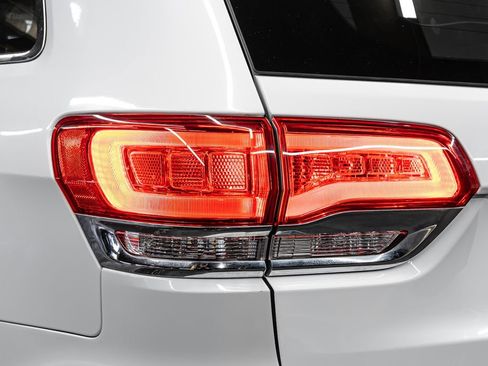 Used 2018 Jeep Grand Cherokee Limited image 14