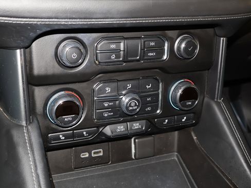 Used 2021 Chevrolet Tahoe Z71 image 30