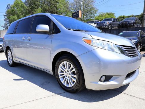 Used 2015 Toyota Sienna XLE image 9