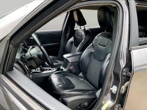 Used 2019 Jeep Cherokee Latitude Plus FWD image 8