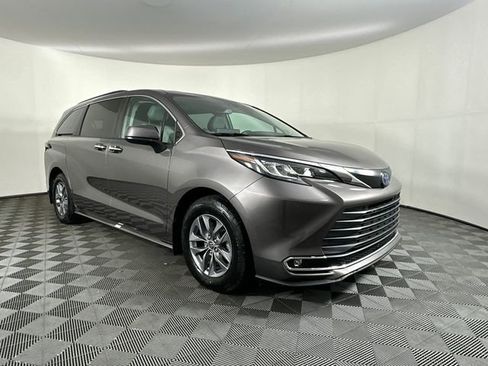 Used 2022 Toyota Sienna XLE w/ XLE Plus Package image 3