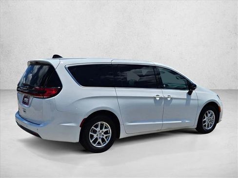 Used 2025 Chrysler Pacifica Select FWD image 5