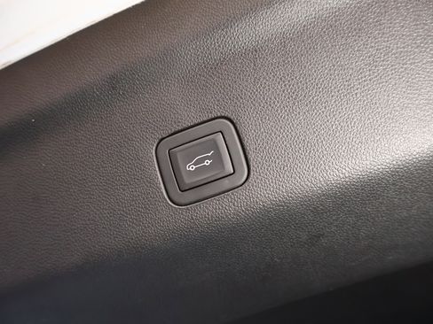 Certified 2025 Chevrolet Suburban High Country image 34