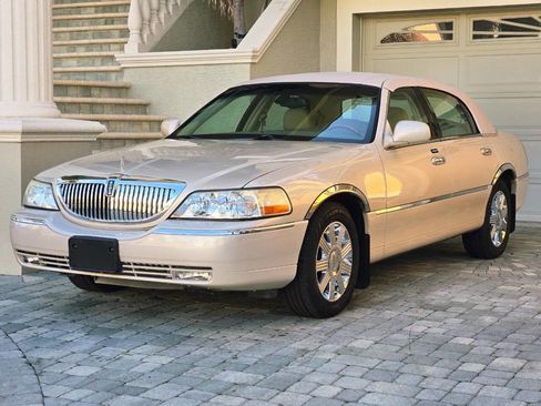 Used 2003 Lincoln Town Car Cartier image 30
