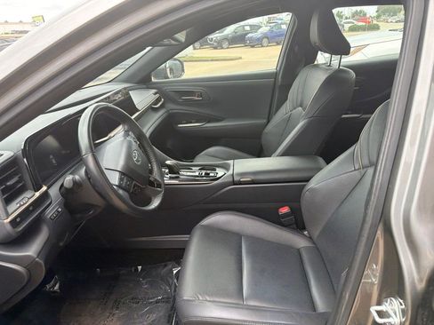 Used 2025 Toyota Crown AWD/4WD image 2