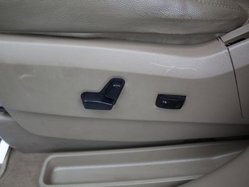 Used 2015 Chrysler Town & Country Touring image 14