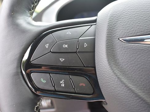 Used 2021 Chrysler Pacifica Touring-L w/ Uconnect Theater Family Group FWD image 23