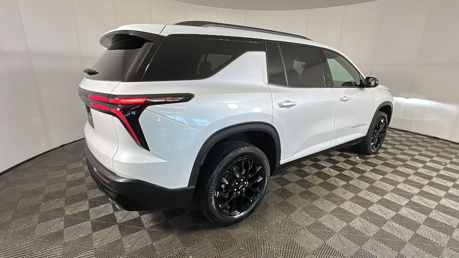 Used 2025 Chevrolet Traverse LT w/ Midnight/Sport Edition AWD/4WD image 3