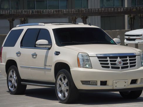 Used 2008 Cadillac Escalade AWD image 19