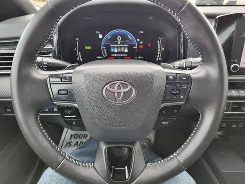 Used 2025 Toyota Camry SE image 18