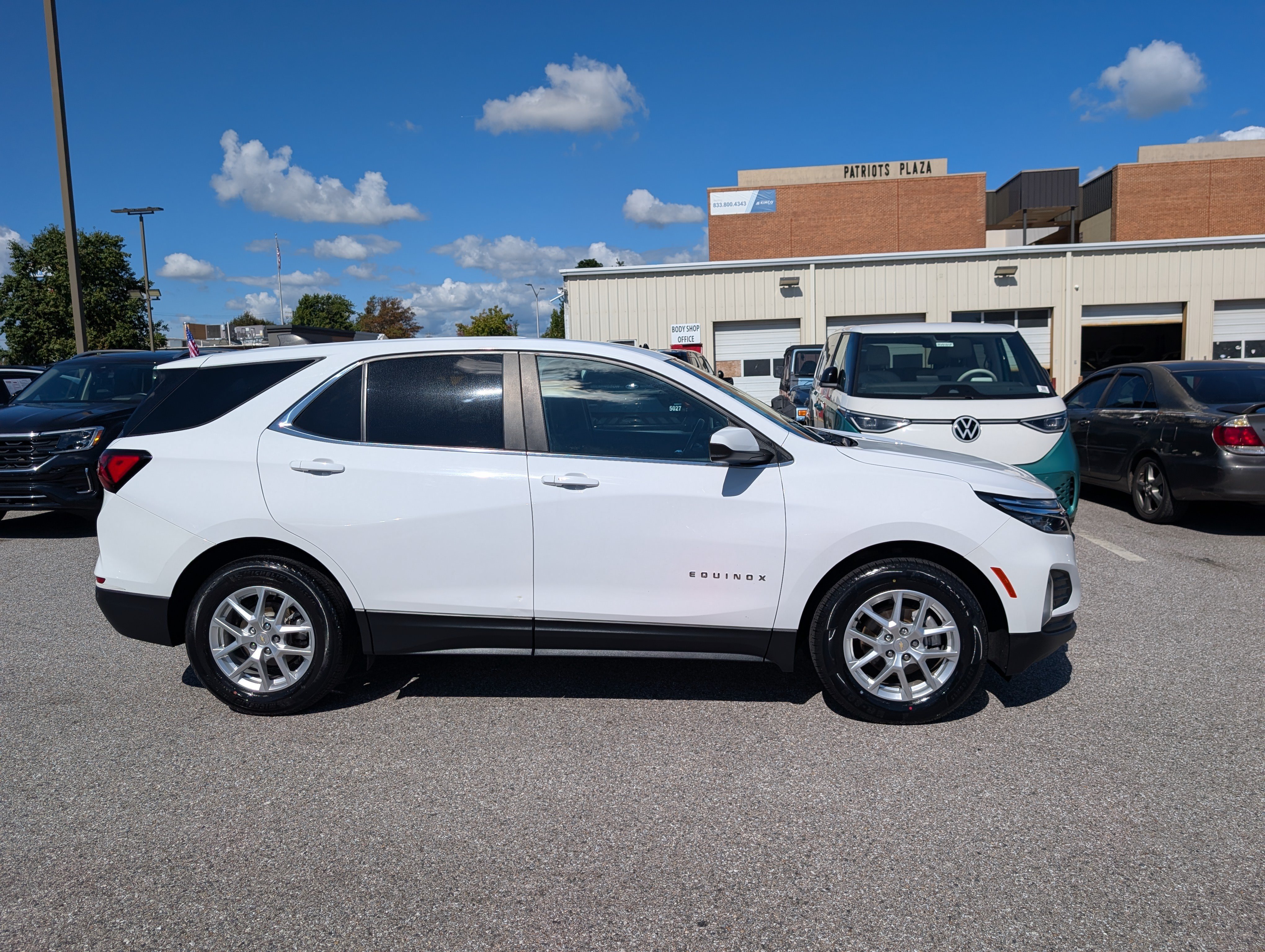 Used 2022 Chevrolet Equinox LT FWD image 2