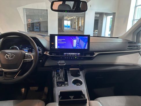 Used 2025 Toyota Sienna XLE FWD image 31