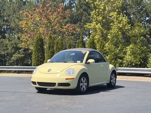 Used 2006 Volkswagen Beetle Convertible w/ Package 1 FWD image 10